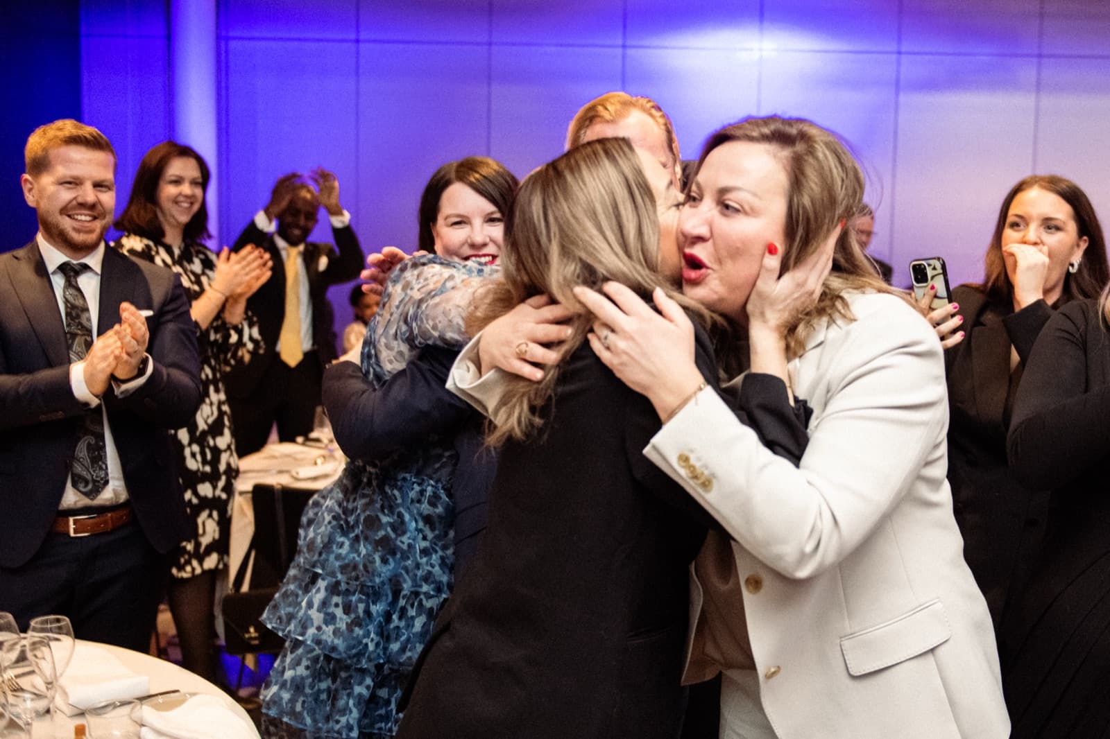 Vinnare gratuleras med en kram