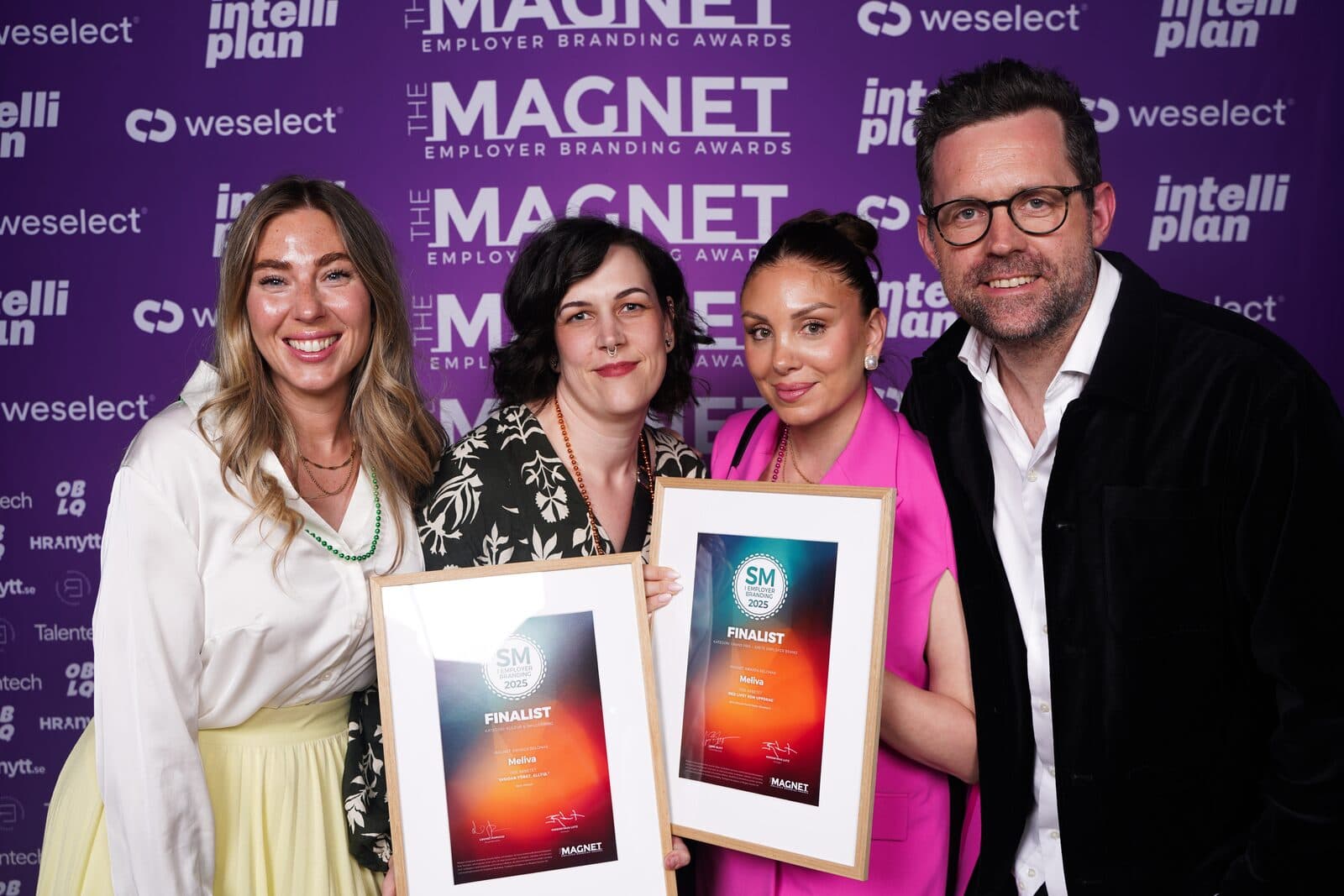 Fyra finalister med diplom vid fotoväggen på Magnet Awards 2026