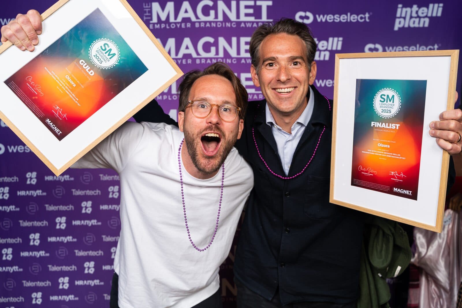 Två vinnare firar med diplomen i luften på Magnet Awards 2026