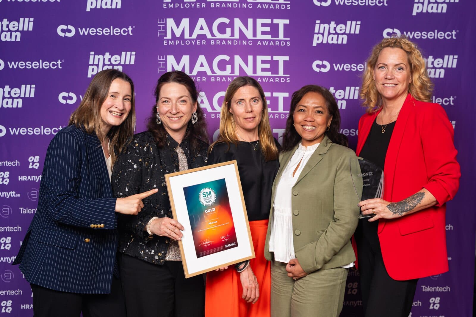 Vinnande team med diplom och pokal på Magnet Awards 2026