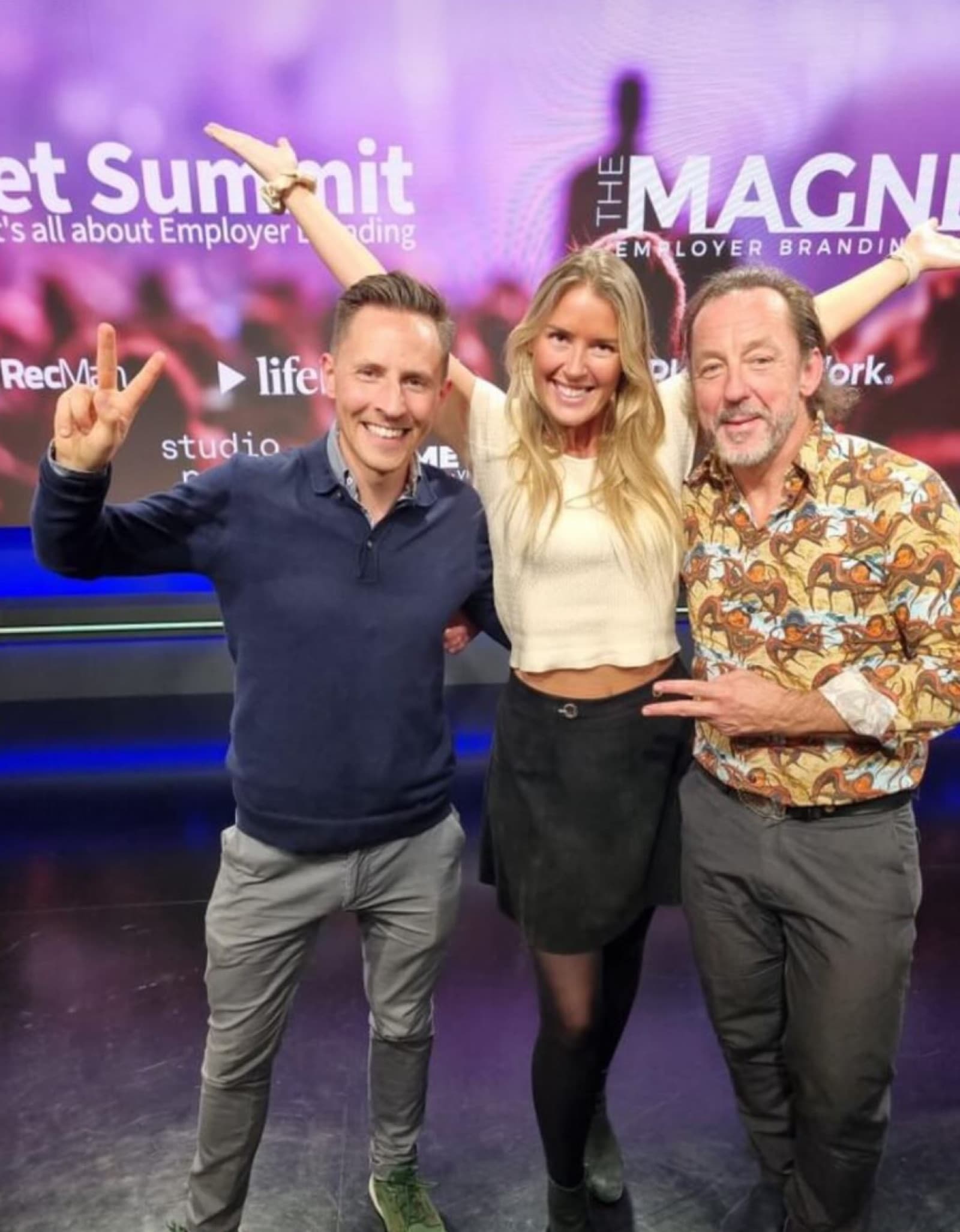 Värdar på scen under Magnet Awards