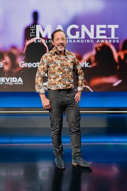 Rony Lutz på scen vid Magnet Awards